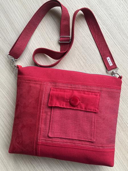 "Flickenwerk IV mit Tasche" - ROT